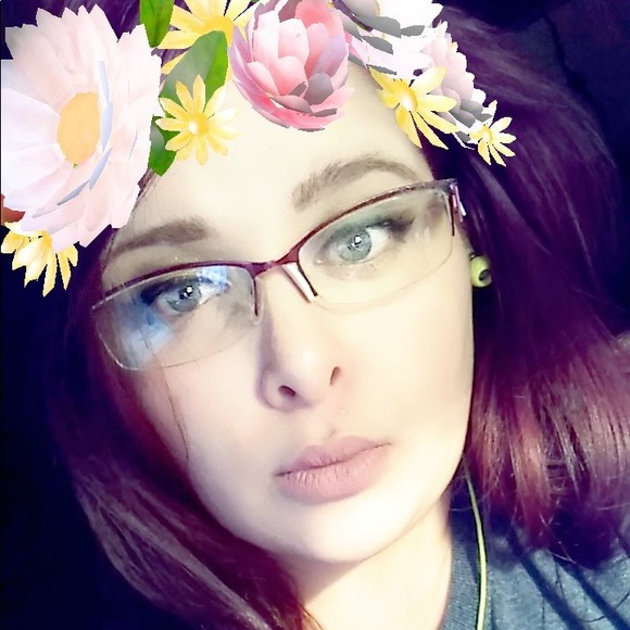 Profile Picture of Ashley Haymes (@ashleyy2525) on Poshmark