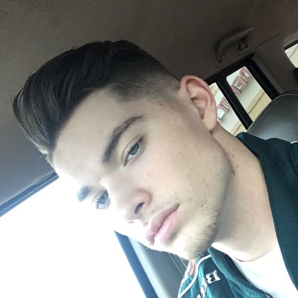 Profile Picture of Alex Jones (@ajoneshen) on Poshmark