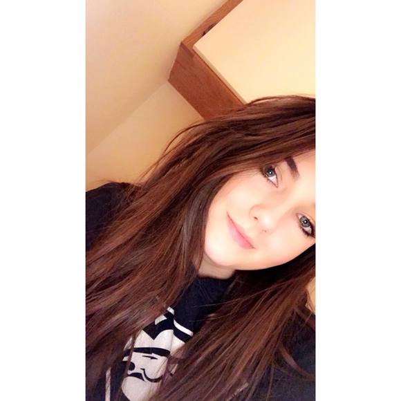 Profile Picture of Cristen Enyeart (@cristendanae) on Poshmark