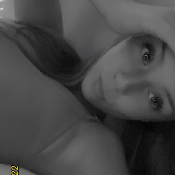 Profile Picture of Amber Keary (@amberkkeary) on Poshmark