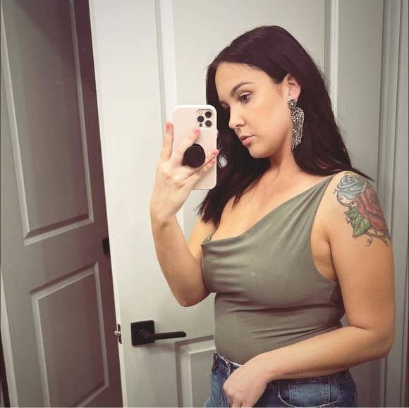 Profile Picture of Miranda Peavy (@mirandapeavy) on Poshmark
