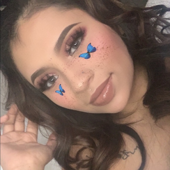 Profile Picture of Angelica Montes (@anggfernandez) on Poshmark