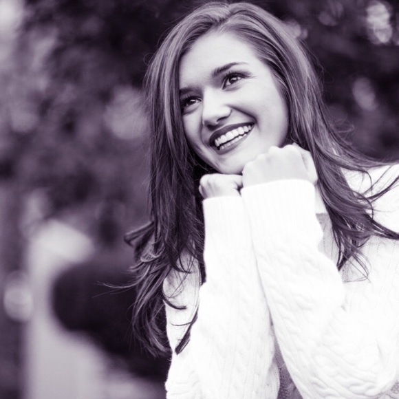 Profile Picture of Elaina Aliferis (@elainaaliferis) on Poshmark