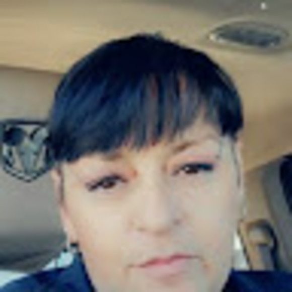Profile Picture of Lisa Carrier (@lcarrier752) on Poshmark