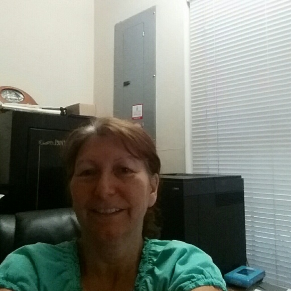 Profile Picture of Nancy Zeiger (@nszeiger) on Poshmark