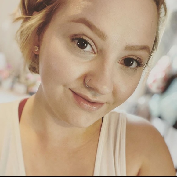 Profile Picture of Kimberly Zuckerman (@kimz_makeup) on Poshmark