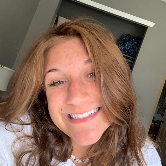Profile Picture of Claudia English (@claudiaenglish) on Poshmark