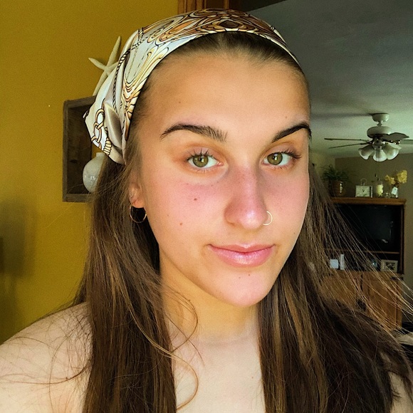 Profile Picture of Amelia Mierzwinski (@ameliamierz) on Poshmark