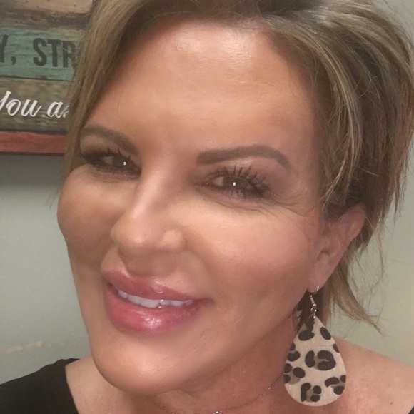 Profile Picture of Jennie Cogswell (@jennie_cogswell) on Poshmark