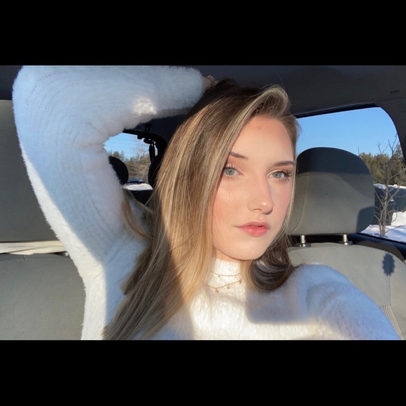 Profile Picture of Alexis Troff (@atroff) on Poshmark