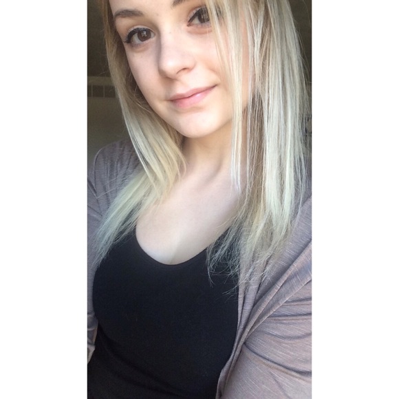 Profile Picture of Kenzie Newton (@kenznewton) on Poshmark