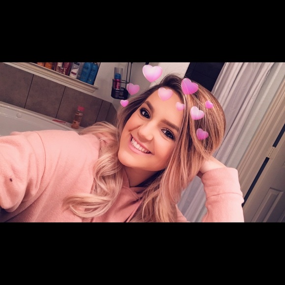 Profile Picture of Alyssa Gaidos (@alyssagaidos) on Poshmark