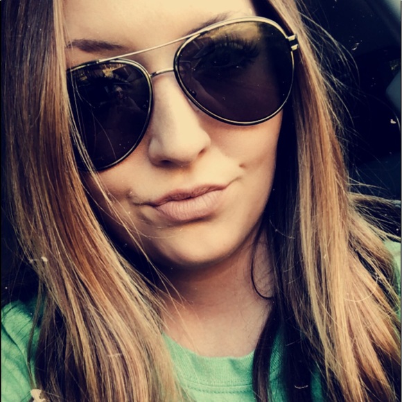 Profile Picture of Paige Lequieu (@lequieup) on Poshmark