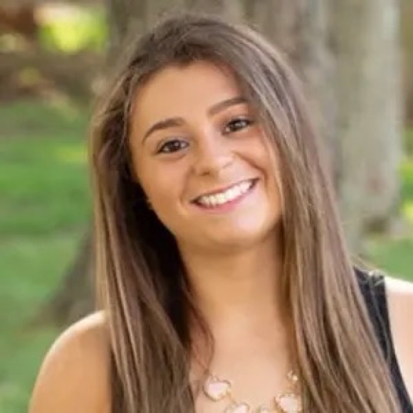 Profile Picture of Alexis Schoener (@lexischoenrr) on Poshmark