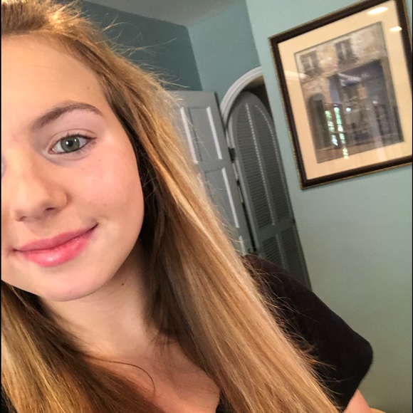 Profile Picture of Zoe Walsh (@zkwalsh21) on Poshmark