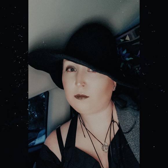 Profile Picture of Christina Vandoren (@mrsvandoren) on Poshmark