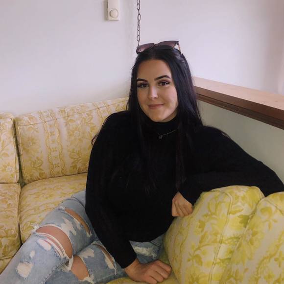 Profile Picture of Emily Caloway (@emilycaloway) on Poshmark