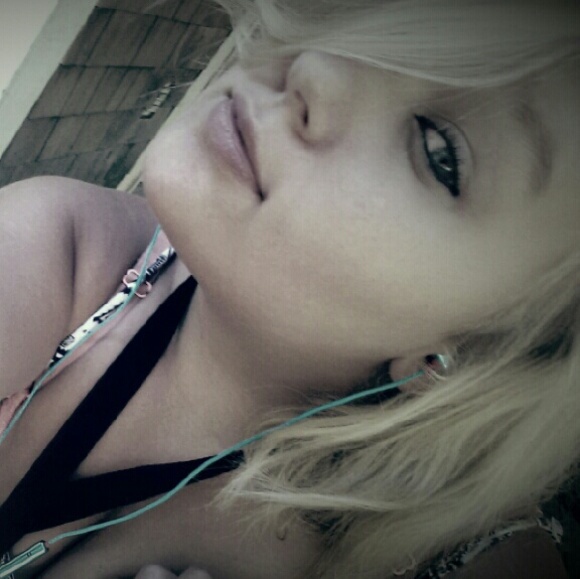 Profile Picture of Hope Perkins (@blondequeen18) on Poshmark