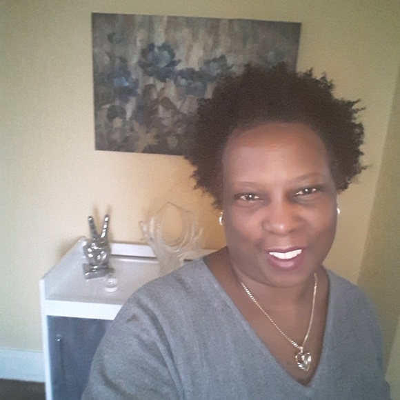 Profile Picture of Damaris Alvarez (@damaalva) on Poshmark