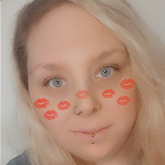 Profile Picture of Brooke Hannah (@bhannah1990) on Poshmark