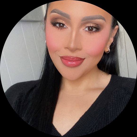 Profile Picture of Amanda Llamas (@amandarosel) on Poshmark