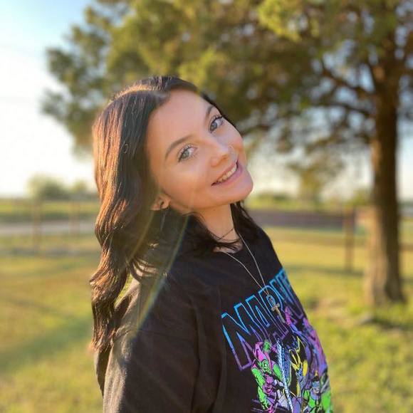 Profile Picture of Ariel Ellis (@arielellis227) on Poshmark
