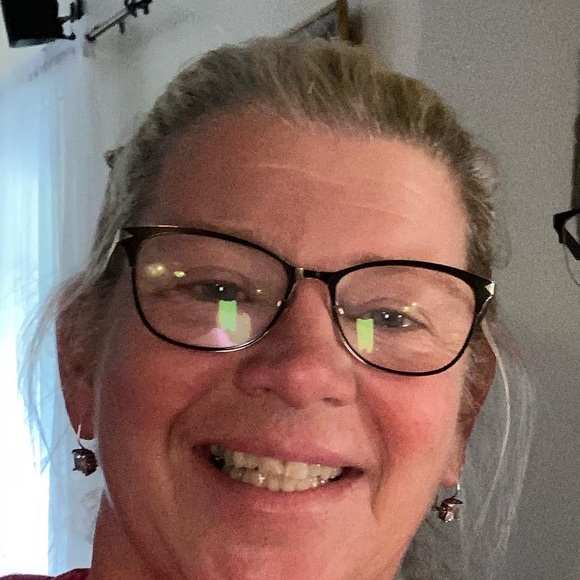 Profile Picture of Kim Byrd (@adamsk41) on Poshmark