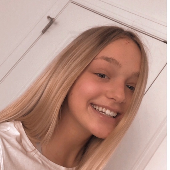 Profile Picture of Ava Steiner (@avasteiner379) on Poshmark