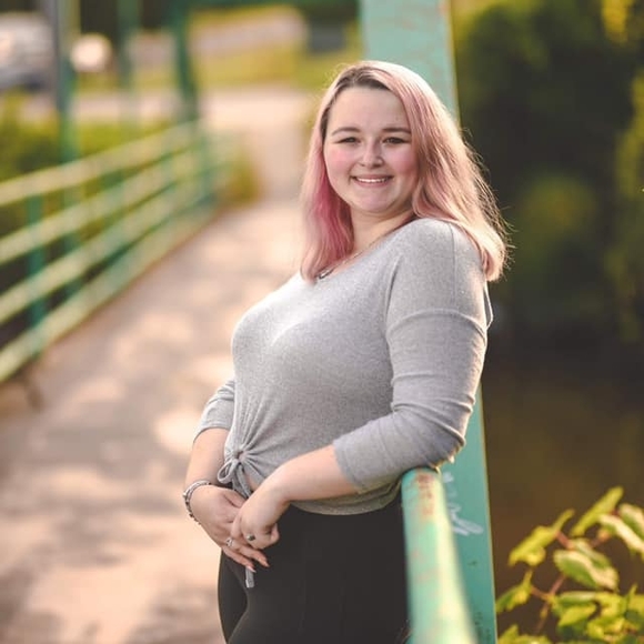 Profile Picture of Kim Rohloff (@poohbearll520) on Poshmark