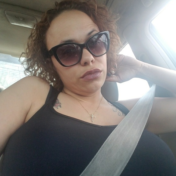 Profile Picture of Ashley Macneal (@aherron143) on Poshmark