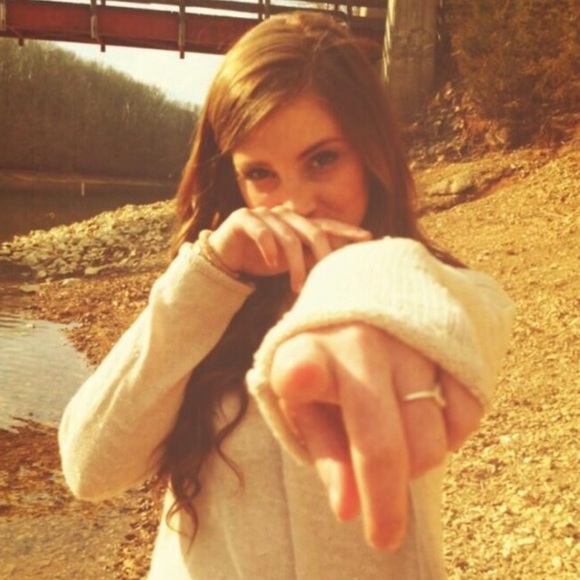 Profile Picture of Rylee Bertus (@ryleebertus) on Poshmark