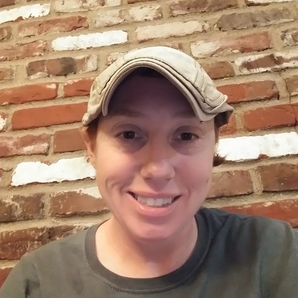 Profile Picture of Shelly Gates (@shellygates633) on Poshmark