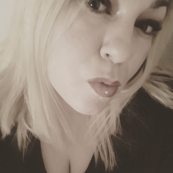 Profile Picture of Amanda Sells-kosakowski (@amandak0429) on Poshmark