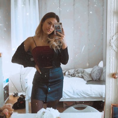 Profile Picture of Hollie (@hollie_writes) on Twitter