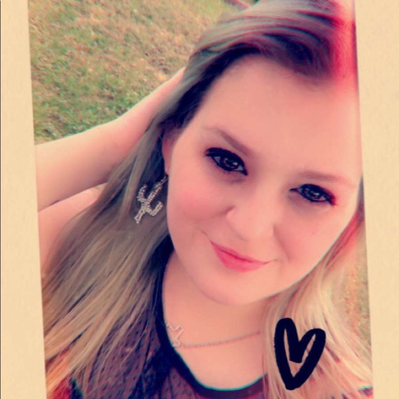 Profile Picture of Amanda Chambers (@amandach246) on Poshmark