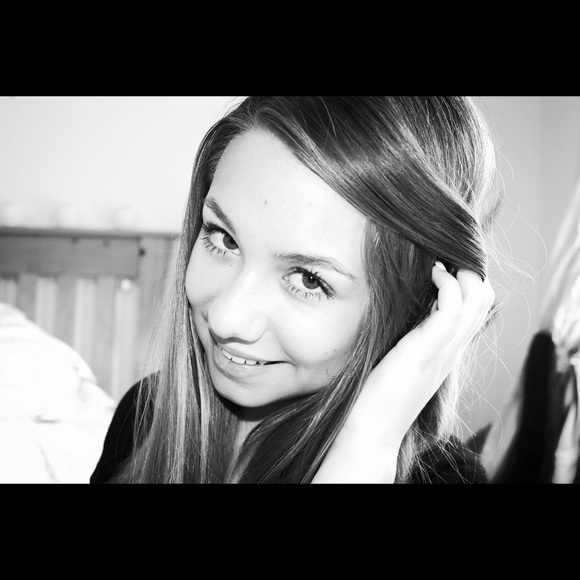 Profile Picture of Sophie Burlison (@sophiebaggans) on Poshmark