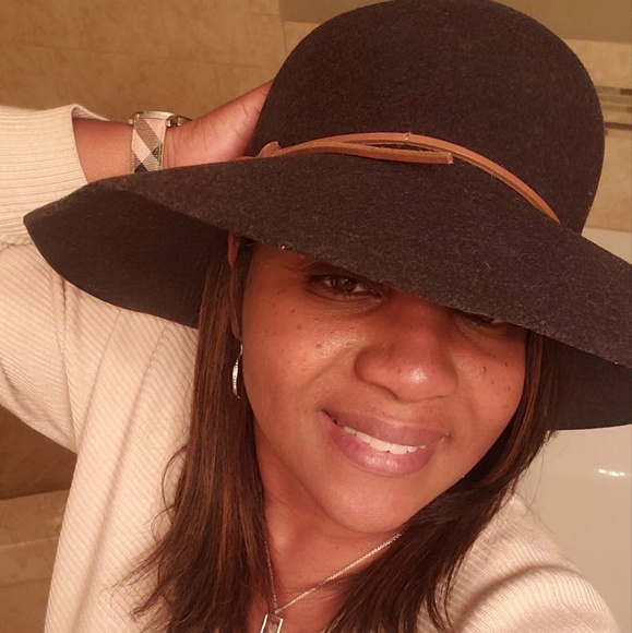 Profile Picture of Lawanda Thomas (@fashionloop530) on Poshmark