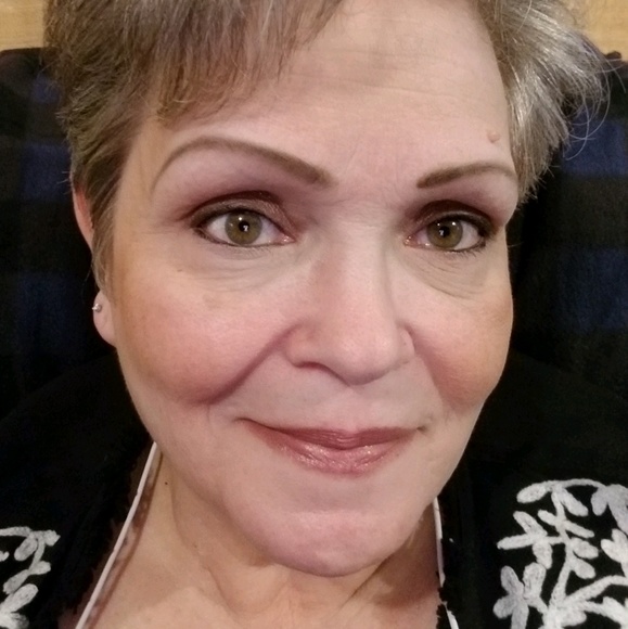 Cynthia Requa - Poshmark Profile Picture of Cynthia Requa (@cindyrequa) on Poshmark