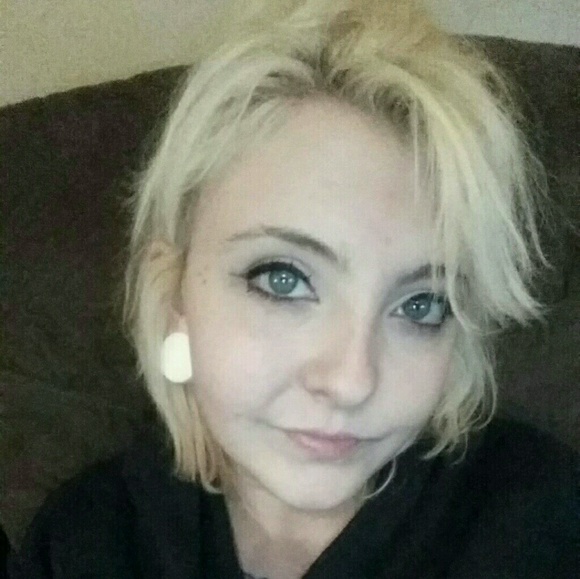 Profile Picture of Hanna Allen (@bowiebabe92) on Poshmark