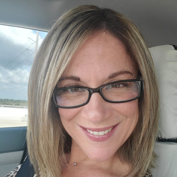 Profile Picture of Amanda Cantor (@mandylou2878) on Poshmark
