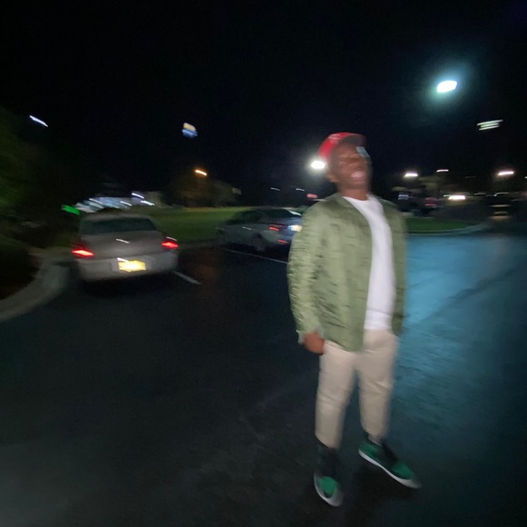 Profile Picture of Travis Thomas (@yungonesloose) on Poshmark