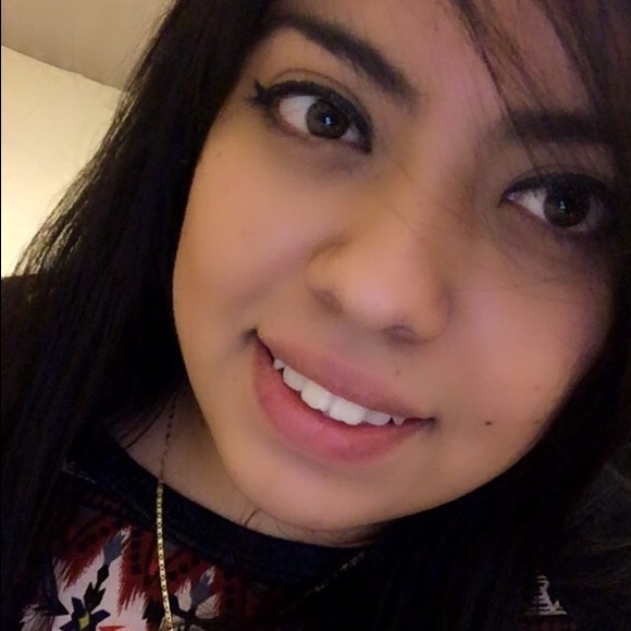 Profile Picture of Lucero Flores (@cheroflo10) on Poshmark