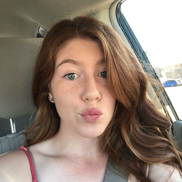 Profile Picture of Alexis Byrnes (@alexisbyrnes) on Poshmark