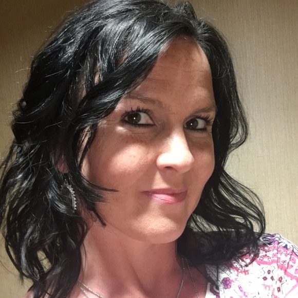 Profile Picture of Shelly Ann (@lucystrunk) on Poshmark