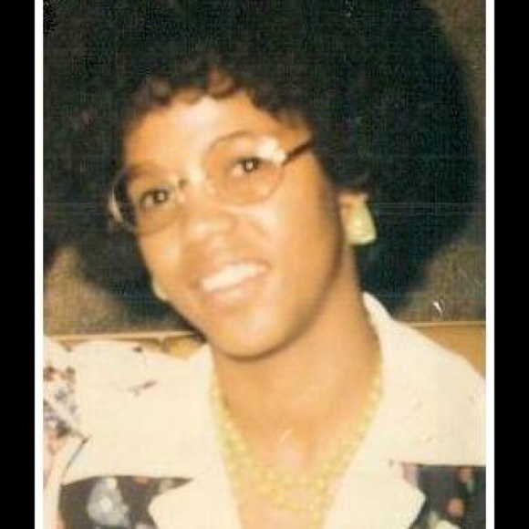 Profile Picture of Paulette Mcclain (@ayvenis) on Poshmark