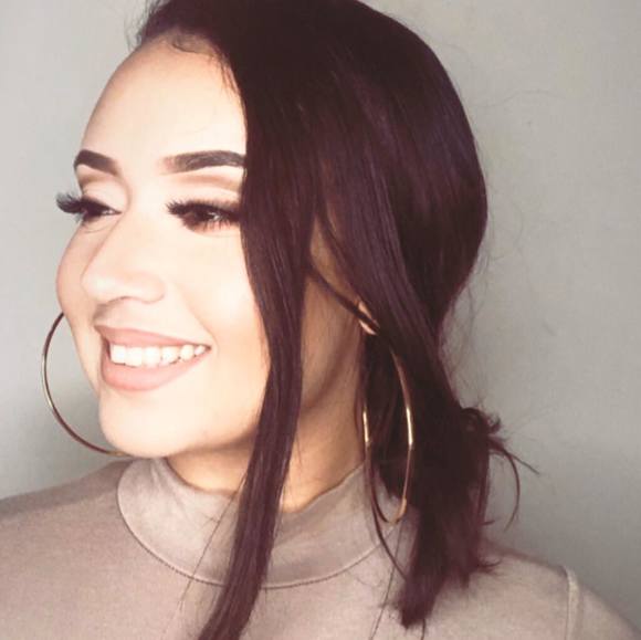 Profile Picture of Victória Borges (@viicsborges) on Poshmark