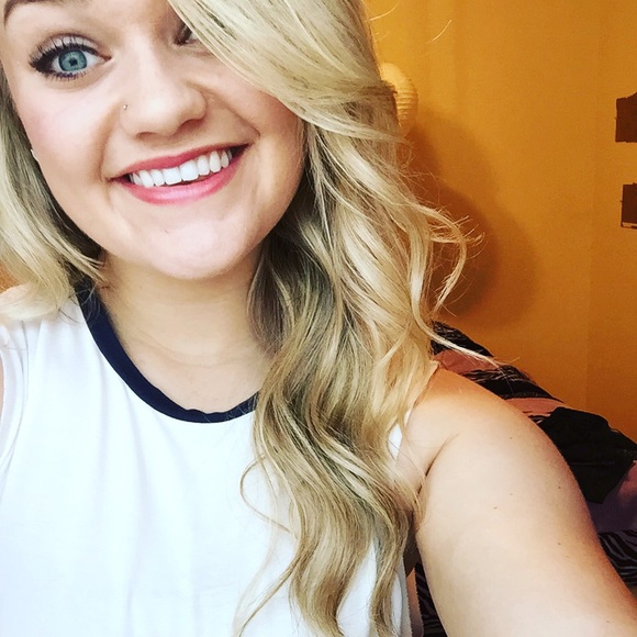 Profile Picture of Alexa Jones (@alexa_jae4) on Poshmark