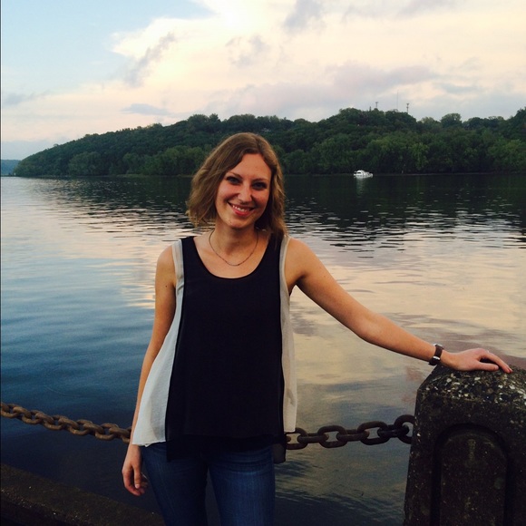 Profile Picture of Kelsey Simon (@kelsimon) on Poshmark