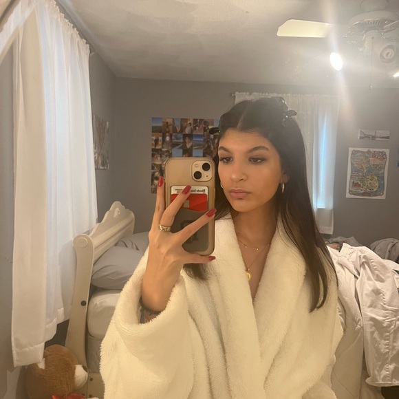 Profile Picture of Alexia Katechis (@alexia_katechis) on Poshmark