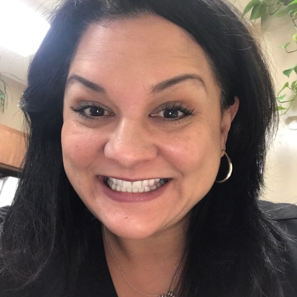 Profile Picture of Andrea Barron (@andreamarie1471) on Poshmark